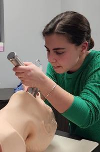 student intubating